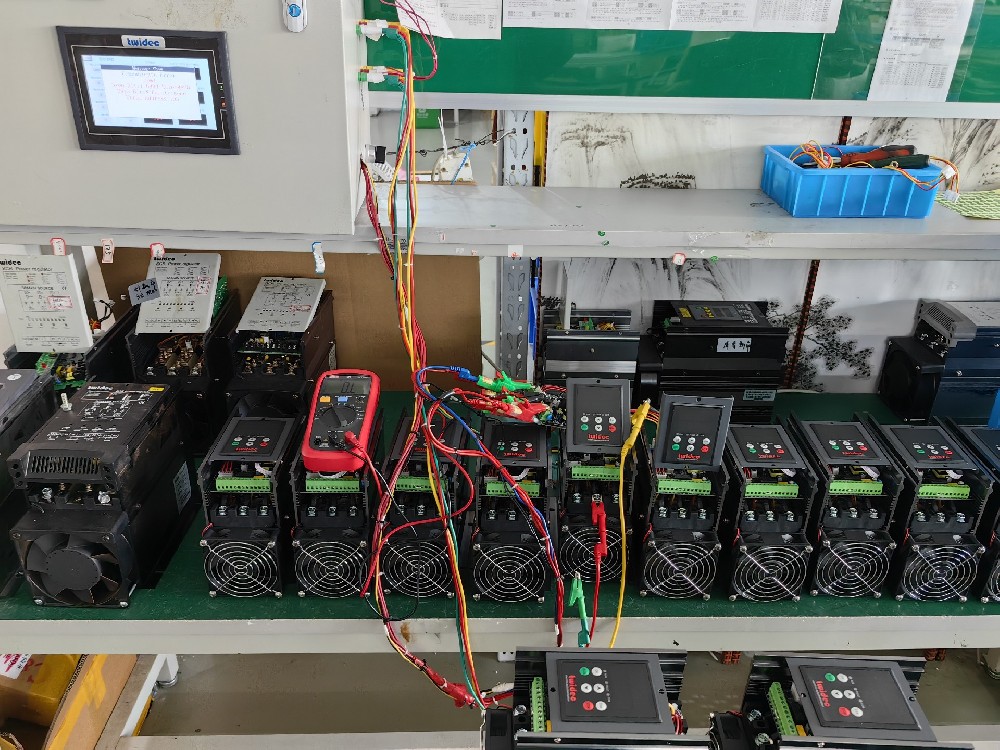 晶闸管在互换电力调整器中是若何实现电压调节的？
