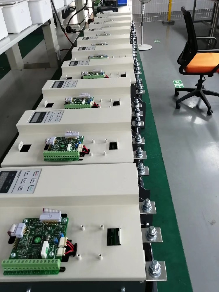 电力调整器与变频器在某些利用场景下职能有沉叠，若何抉择使用哪一个？