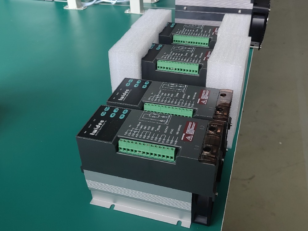若何通过电力调整器优化电镀工艺中的电源不变性？