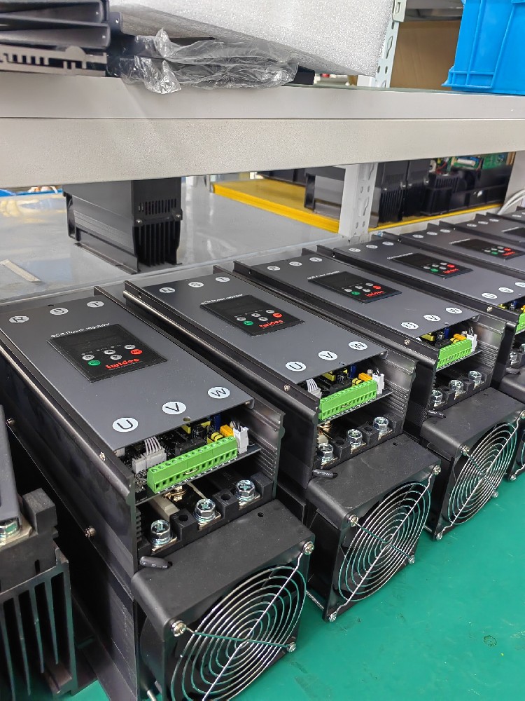 给电力调整器建设的保险丝频仍熔断，怎么判断是设备过载还是保险丝规格不合？